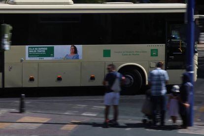 Un autobús de línea con la publicidad de la Junta de Andalucía.