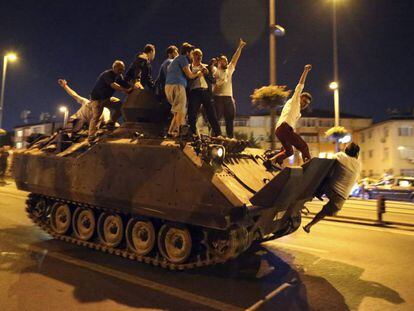 Partidarios de Erdogan, en un tanque durante el intento de golpe de Estado en Turquía de julio pasado.
