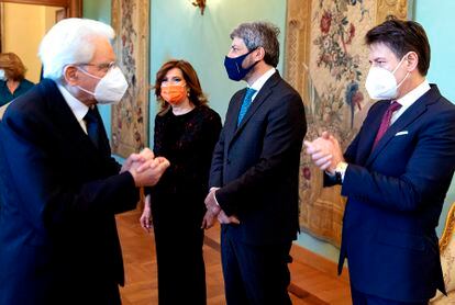 El presidente de la República italiana, Sergio Mattarella, saluda al primer ministro dimisionario, Giuseppe Conte, este miércoles, en Roma.