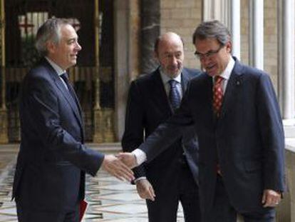 El presidente de la Generalitat, Artur Mas, el pasado viernes con el l&iacute;der del PSOE, Alfredo P&eacute;rez Rubalcaba, y el del PSC, Pere Navarro.