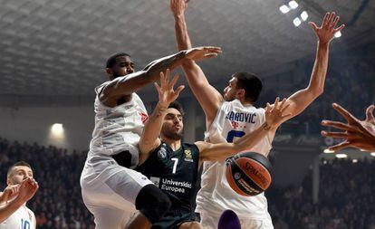 Campazzo pierde un balón ante los defensores del Buducnost