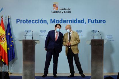 El presidente de la Junta de Castilla y León, Alfonso Fernández Mañueco (izquierda), y el vicepresidente, Francisco Igea, en rueda de prensa para hacer balance de los dos años de legislatura a principios de septiembre.