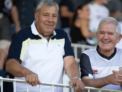 Miguel Pinillos, a la derecha, junto a otro aficionado del Burgos CF durante el partido frente al Real Oviedo el pasado 10 de septiembre.