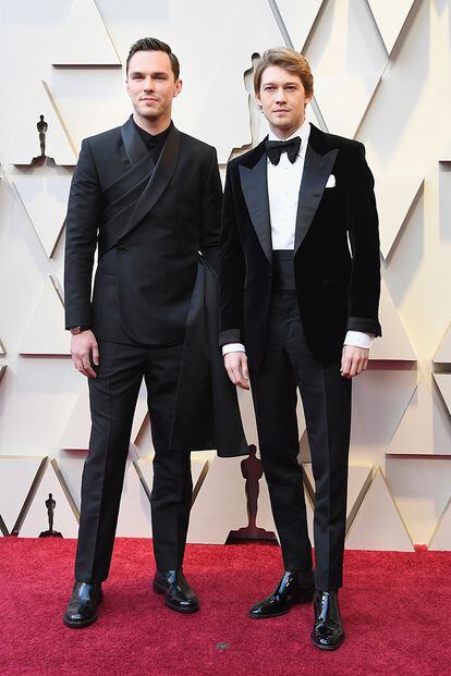 Nicholas Hoult (Dior) y Joe Alwyn (Tom Ford), ambos parte del reparto de La Favorita.