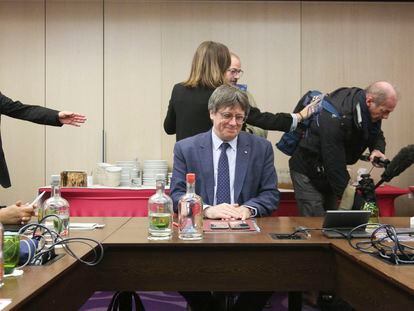 El expresidente de Cataluña Carles Puigdemont reunido con miembros de Junts en un hotel de Bruselas esta mañana.