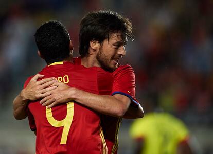 Pedro y Silva se abrazan durante un partido de la selección española.