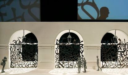 Maqueta de las puertas artísticas que Jaume Plensa instalará en el Liceu en la próxima temporada, coincidiendo con la puesta en escena que prepara para una nueva producción del "Macbeth" de Verdi.