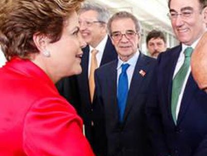 La presidenta de Brasil, Dilma Rousseff, saluda a Emilio Botín (presidente de Santander), en presencia de César Alierta (presidente de Telefónica), Ignacio Sánchez Galán (presidente de Iberdrola) y Antonio Brufau (presidente de Repsol)