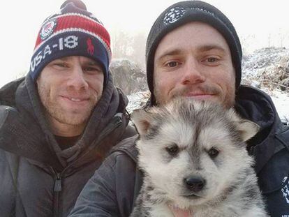 El atleta olímpico Gus Kenworthy con su novio Matt Wilkas y el can 'Beemo' tras ser rescatado de la granja de carne de perro en Corea del Sur.