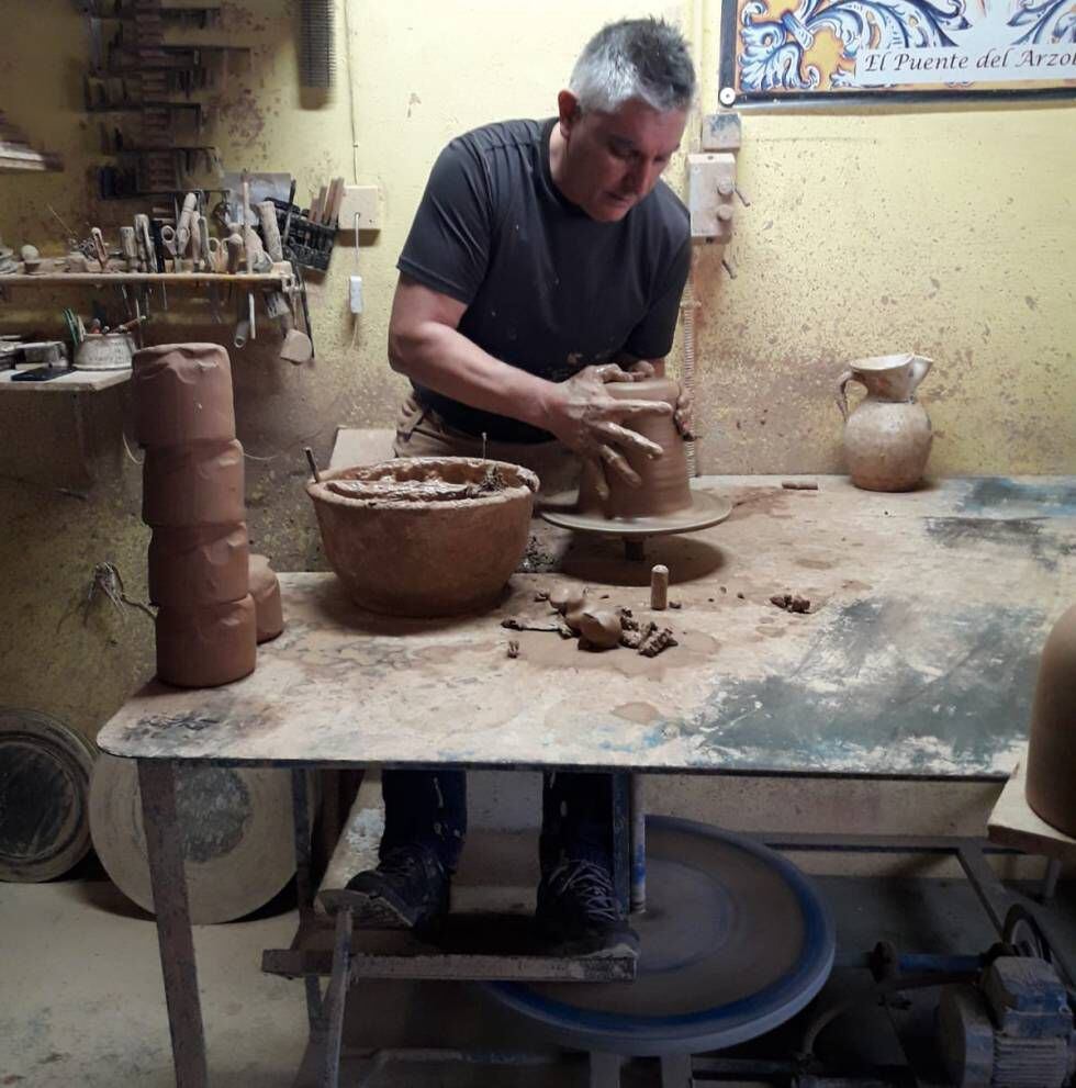 Un artesano trabaja dando forma a una de las piezas, en su taller de Puente del Arzobispo.