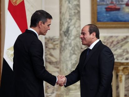 El mandatario egipcio, Abdel Fatah Al Sisi (derecha), estrechaba este viernes la mano del presidente del Gobierno español, Pedro Sánchez, en El Cairo.