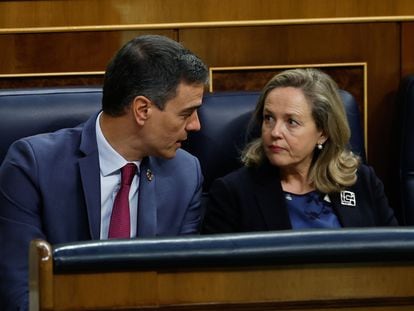 El presidente del Gobierno, Pedro Sánchez, conversa con su vicepresidenta primera y ministra de Economía, Nadia Calviño, en el pleno del Congreso.