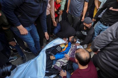 Varias personas lloran el cuerpo del palestino Issam Abu Taha, uno de los empleados de World Central Kitchen, fallecido este martes en un ataque israelí en el sur de la Franja de Gaza.