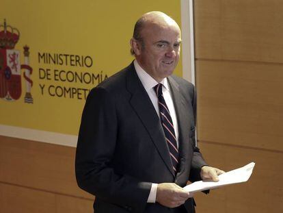 El Ministro de Econom&iacute;a Luis de Guindos llega a una rueda de prensa en el Ministerio que dirige, en Madrid.