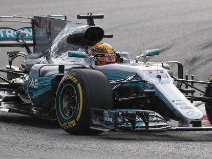 Lewis Hamilton durante la calificaci&oacute;n del s&aacute;bado. 