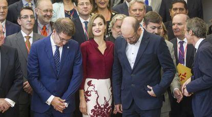 La reina Letizia y el presidente de la Xunta de Galicia, Alberto Núñez Feijóo rodeados de directores del Instituto Cervantes.