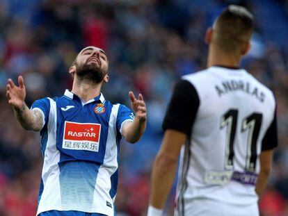 El centrocampista del Espanyol Sergi Darder se lamenta durante el partido contra el Valencia.