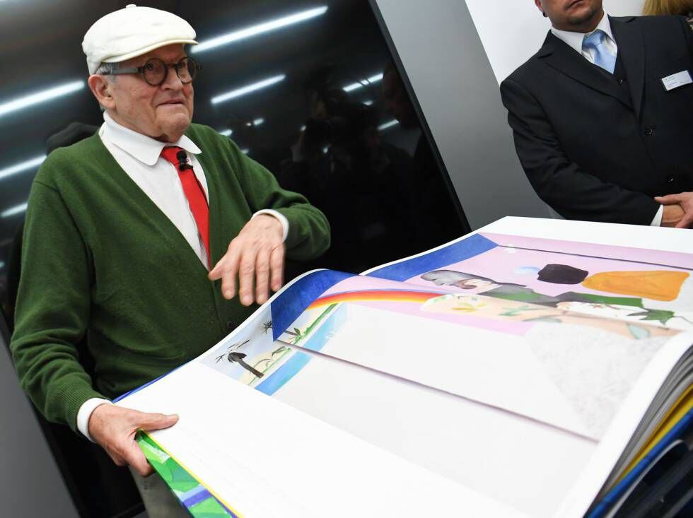 El artista británico David Hockney con su libro 'The David Hockney Sumo', este martes en la Feria del Libro de Fráncfort.