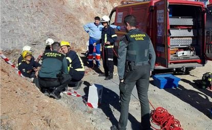 Guardia civil y bomberos, durante las labores de rescate en el lugar del suceso.