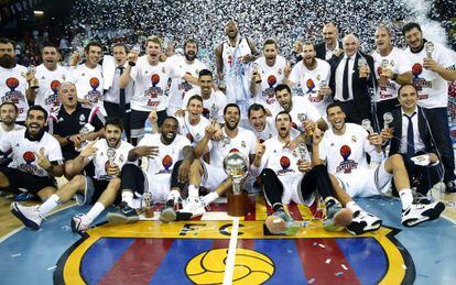 Els madridistes amb el trofeu després de proclamar-se campions de Lliga.