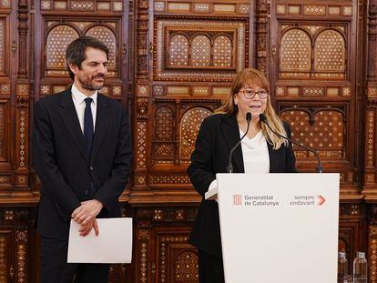 El ministro de Cultura, Ernest Urtasun, y la consejera de Cultura catalana, Natàlia Garriga, tras su primer encuentro.