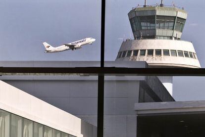Torre de control del aeropuerto de El Prat (Barcelona).