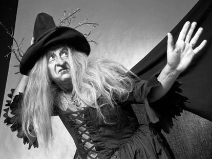 El tenor Andrea Velis, uno de los mejores actores del Metropolitan Opera, disfrazado de bruja en 'Hansel y Gretel' en diciembre de 1971.