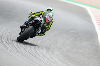 Valentino Rossi, durante los entrenamientos libres de este viernes en el circuito de Misano.