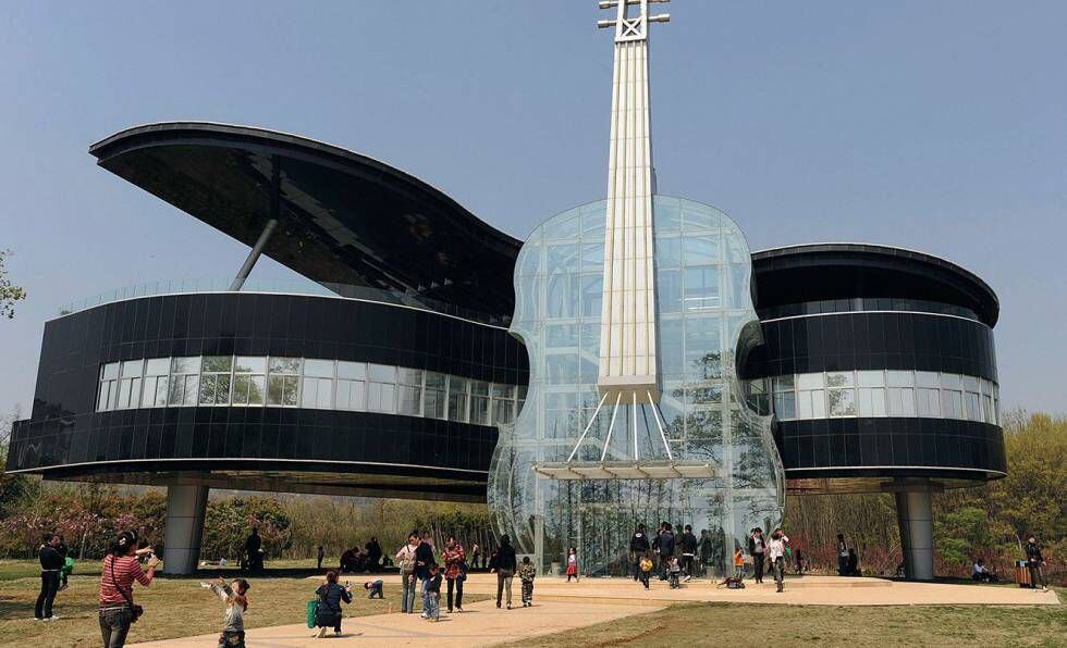 <strong>Auditorio y salas de ensayo del conservatorio de Hefei (China).</strong> Nada representa tanto el amor por la música que un edificio con forma de piano y violín. Tampoco hay nada que represente tanto el amor por el mal gusto estético.