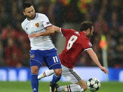 Mata, durante un partido del United