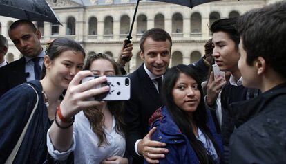 El presidente de Francia, Emmanuel Macron, se fotografía con varios jóvenes.