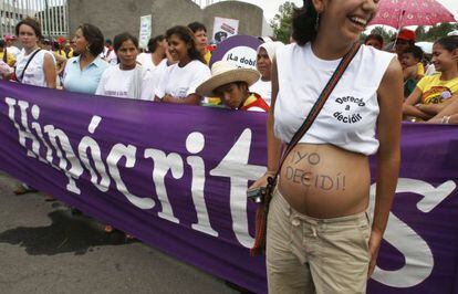 Manifestaci&oacute;n a favor de la libre elecci&oacute;n del aborto en Managua (Nicaragua), en 2006. 