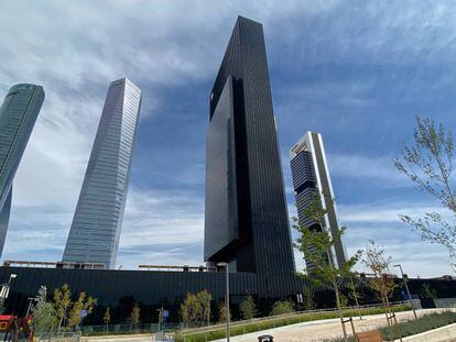Torre Caleido, en el centro de la imagen, en Madrid. 