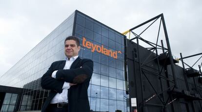 El consejero delegado de Teyoland, Ignacio Tello, ante el pabellón de Feria Valencia que alberga el establecimiento.
