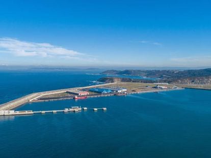 Vista del puerto exterior de A Coruña en Punta Langosteira.