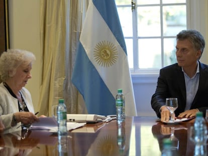 La jefa de Abuelas de Plaza de Mayo, Estela de Carlotto, en su reuni&oacute;n con el presidente de Argentina, Mauricio Macri.