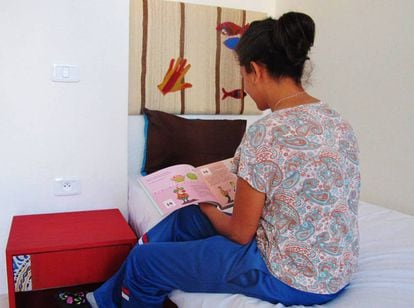 Una tunecina que ha sufrido maltrato, en la casa de acogida donde vive.