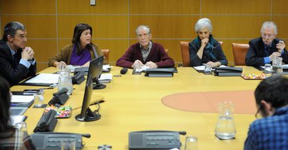 Desde la izquierda, Jonan Fernández, Maite Alonso y los tres autores de 'Herenegun', Mariano Ferrer, Mari Carmen Garmendia y Juan Pablo Fusi, este viernes en el Parlamento.