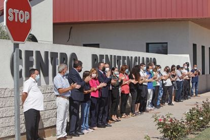 Concentración de rechazo por la supuesta agresión sufrida por la subdirectora de Seguridad del centro penitenciario de Alicante II, en Villena, el 9 de octubre.
