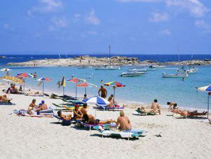 Turistas en la playa de Es Pujols, en la isla balear de Formentera.