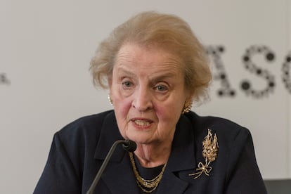 Cuando Madeleine Albright tenía algún acto con niños, lo que ella llamaba “una situación Mickey Mouse”, se ponía un broche con el célebre ratón. Una pieza con pedrería, campanas y perlas que había comprado durante un viaje a Bruselas. La que fuera Secretaria de Estado con Bill Clinton, la primera mujer en ese cargo, fallecía el pasado miércoles a los 84 años por un cáncer. Los alfileres que se enganchaba en la solapa se convirtieron, a lo largo de su carrera diplomática, en su seña de identidad y canal de comunicación no verbal. Tanto que hasta el propio Vladímir Putin le confesó una vez a Clinton que siempre que veía a Albright se fijaba en su broche e intentaba descifrar el mensaje.