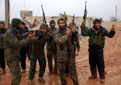 Soldados del Ej&eacute;rcito sirio celebran una victoria cerca de Alepo el d&iacute;a 6.