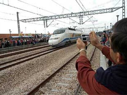 Un Euromed, ayer, a su paso por la nueva estación de Benicàssim entre la expectación de cientos de vecinos.