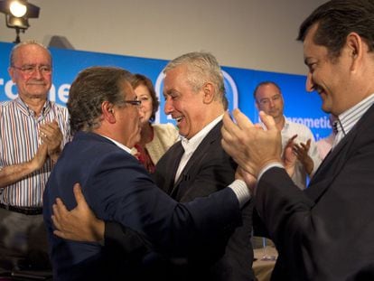 Javier Arenas y Zoido se abrazan, en presencia de De la Torre, Celia Villalobos y Antonio Sanz.