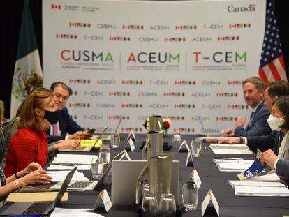 La secretaria de Economía de México, Tatiana Clouthier, de rojo, y frente a ella la representante de Comercio de Estados Unidos, Katherine Tai, durante una reunión con motivo del T - MEC el 7 de julio de 2022, en Vancouver (Canadá).