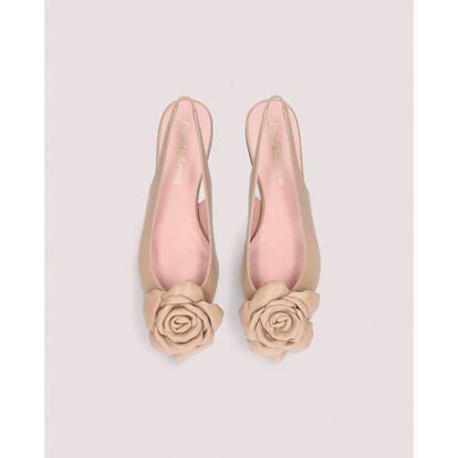 Unas flores ‘maxi’ coronan este original diseño destalonado que lleva el sello de Pretty Ballerinas. 199 €
