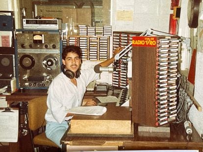 Juan Carlos Hidalgo, en su juventud, trabajando como locutor en Radio Tiro.