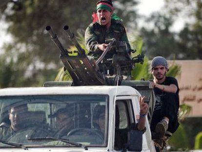 Fuerzas del Gobierno libio llegan al aeropuerto de Trípoli.