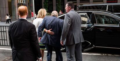 Roger Ailes abandonando la sede de News Corp en Nueva York