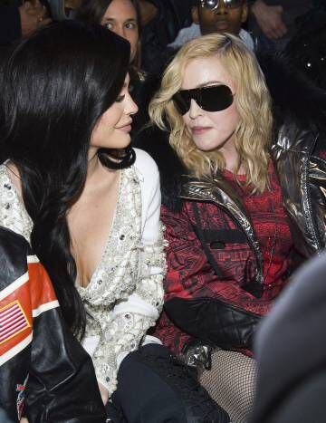 Kylie Jenner y, a la derecha, Madonna, en el desfile de Philipp Plein.
